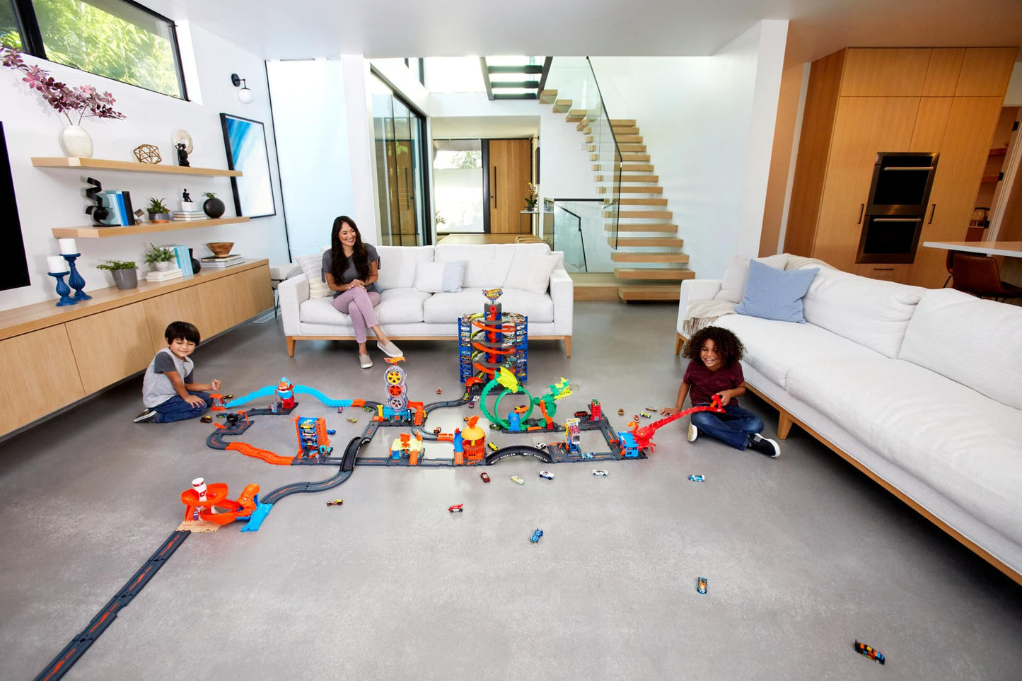 Hot Wheels City Expansion Track Pack, 10 Piece Set Includes Track Base & Various Track Pieces to Build a Cityscape, with 1 Hot Wheels Car, Connects to Other Sets, For Kids 4 Years & Up