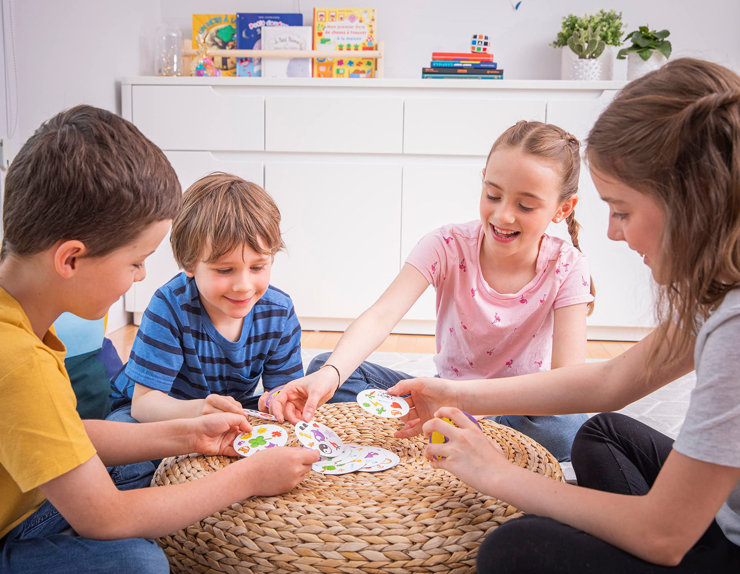 Asmodee Funskool Games- Dobble Strategy Game Family Card Game, 2-8 Player Game For 6 Years and Above Teen Multicolor