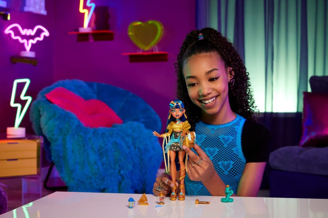 Monster High Cleo De Nile Doll in Golden Blouse & Layered Skirt Includes Pet Cobra Hissette & Accessories Like a Backpack, Snack & Scroll